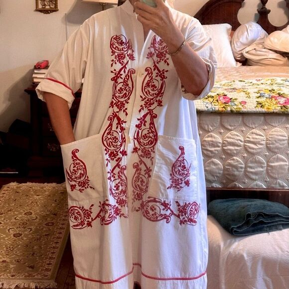 Vintage 60s Asian Inspired White Cotton Robe or House Coat with Red Embroidery - Picture 2 of 8